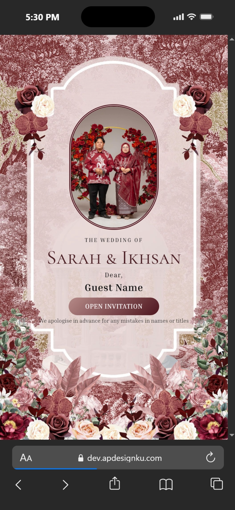 Pratinjau undangan Sarah & Ikhsan dengan ornamen bunga merah dalam bingkai ponsel